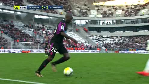 葡超比赛一球员受伤需要担架，对方球员帮忙传递担架吃黄牌（葡超争议一幕：球员伤退需担架，对手递担架反吃黄牌）