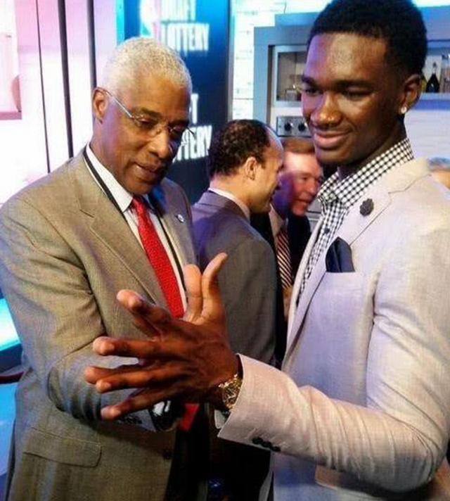 马刺三杀卫冕冠军，首次连败陷入被动，争冠头号公敌西部大变天！（马刺三度击溃卫冕冠军，卫冕军首遭连败陷入被动，西部格局巨变！）