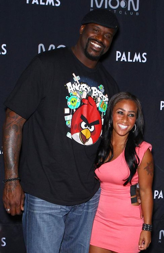 芒特：有一次赖斯躲在床底想要吓我，但他不小心露出了马脚（芒特回忆：赖斯曾躲床底想吓我，却不慎露馅）