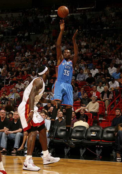 篮球湖人队内矛盾传闻升温，主帅紧急澄清（湖人队内不和传闻发酵，主教练火速辟谣）