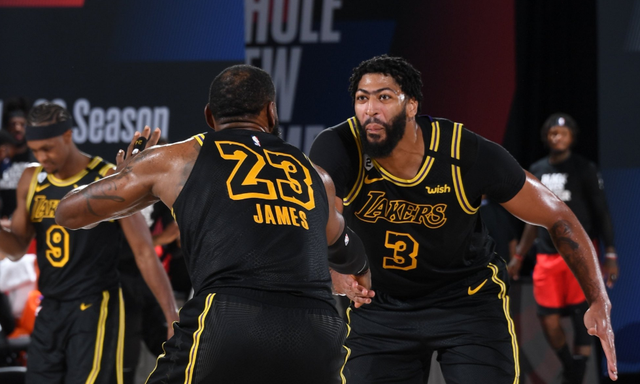 前河北队门将王年将成拍戏时被打伤，眼角被打开缝了三针（前河北队门将王年将在拍戏时遭打伤，眼角裂开缝了三针）