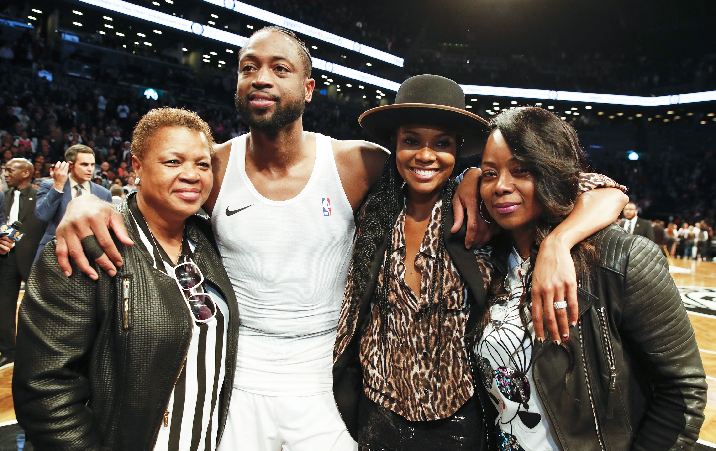 这一幕太逗！詹姆斯打脸奥科吉 随后一脸不好意思拍了拍后者屁股（尴尬又好笑！詹姆斯误打奥科吉面部后还拍了拍对方屁股）