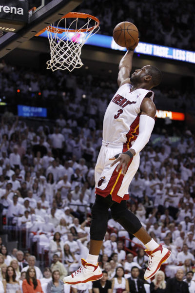 不是犯规！文班亚马扑防多特三分犯规 马刺挑战成功改跳球（误判被推翻：文班亚马防多特三分无犯规，马刺挑战成功改判争球）