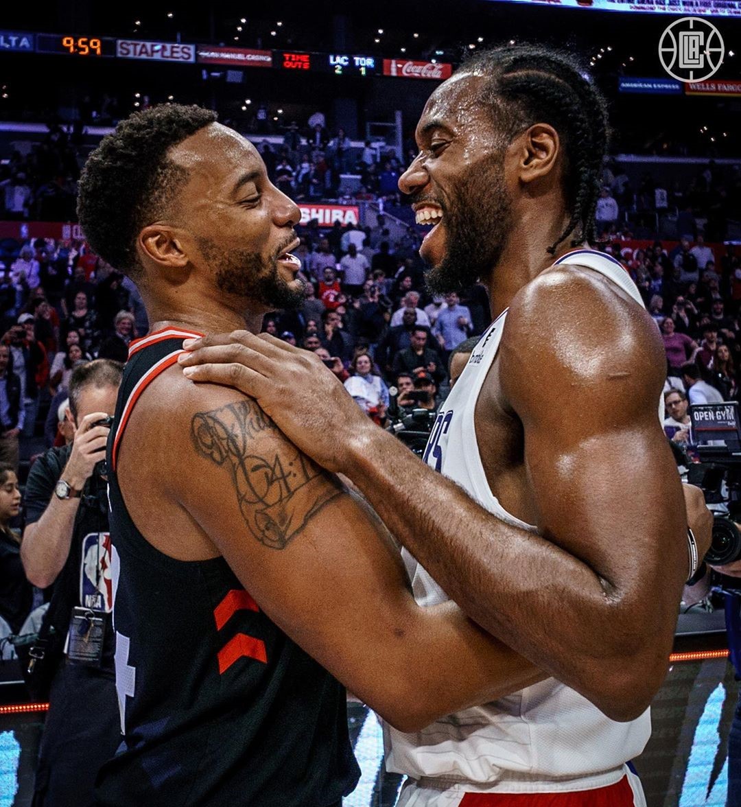 遮天蔽日！吴超积极补防 腾空暴起帽翻奎因（吴超及时协防腾空送大帽 奎因无奈遭封盖）