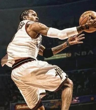 阿德尔曼：我们用琼斯去防KD阿门申京 这对双向合同球员是大责任（阿德尔曼：派双向球员琼斯对位KD、阿门、申京，责任重大）