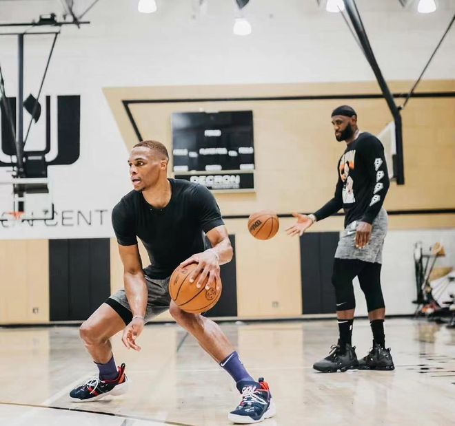 休赛期完成精准补强！媒体人：上海男篮新赛季目标为前四名（媒体人：休赛期精准补强后，上海男篮新赛季剑指前四）