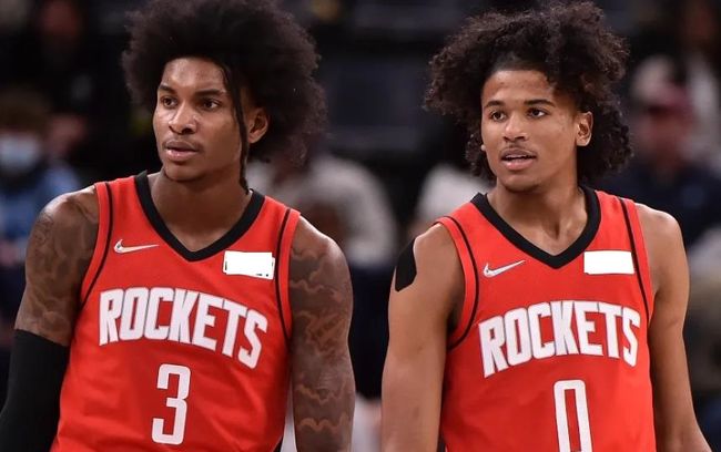 明年海港真不一定拿冠！毕竟连续4年拿第一很少 重要是申花没亚冠（海港明年未必赢冠：四连冠罕见，更关键申花无亚冠压力）