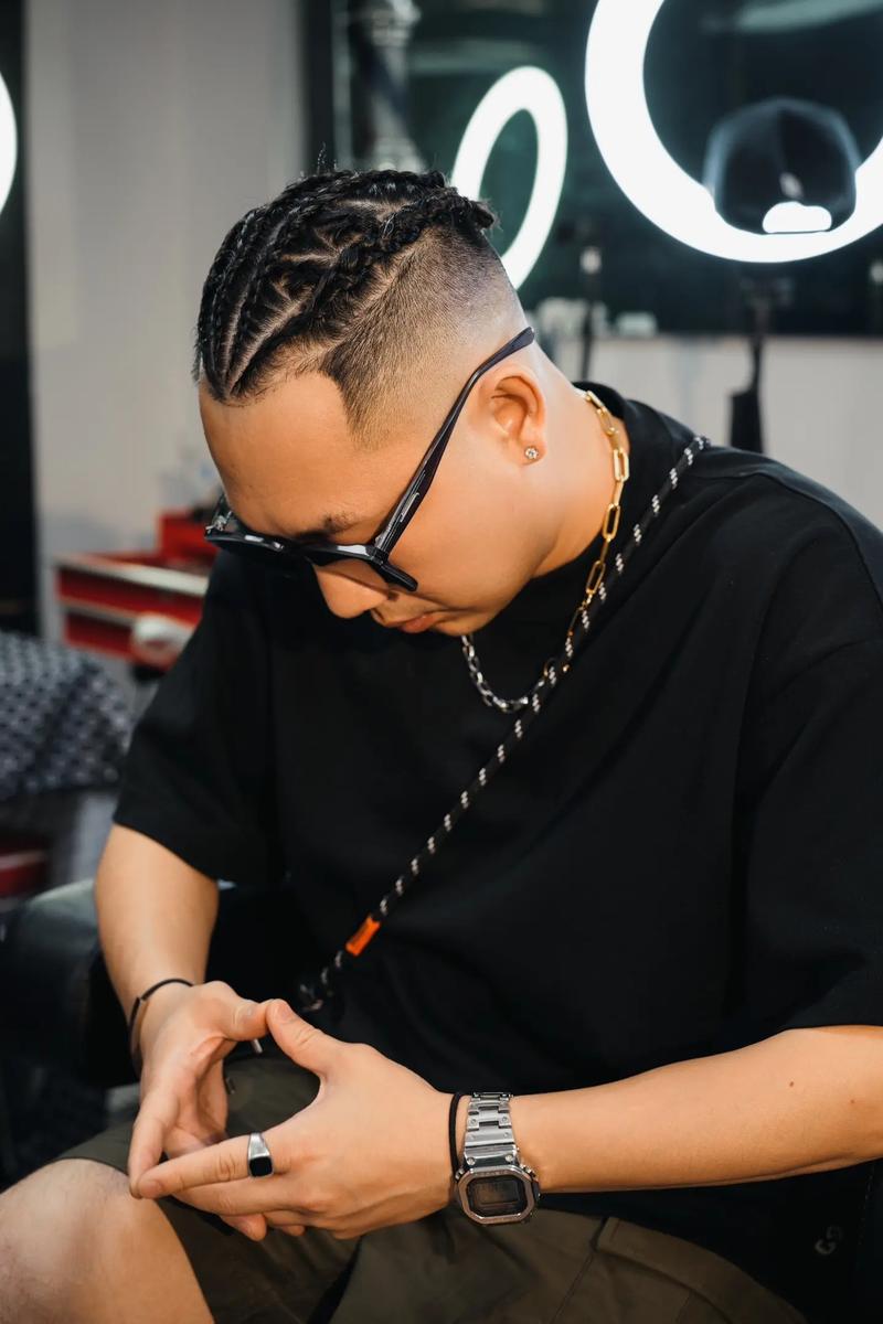 稳定输出！亚历山大半场11中6拿下12分2板1助 失误3次有点多（发挥稳健！亚历山大半场11投6中拿下12分2板1助，3次失误略多）