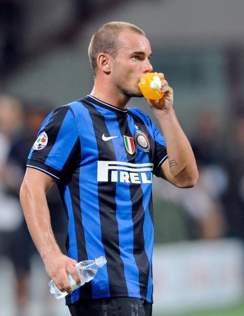 曼联客场险胜切尔西红魔重回榜首（曼联客场险胜切尔西，红魔重登积分榜首）