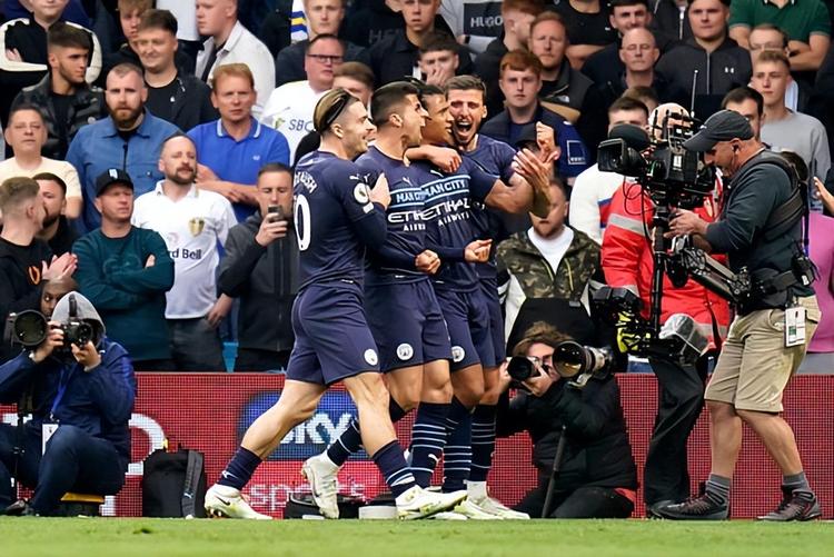 约基奇本赛季投篮命中率60%三分命中率40%，历史首人（约基奇本季投篮命中60%、三分命中40%，史上第一人）