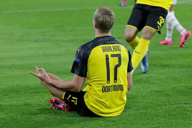 越来越大了，泰州高速口已经搭好巨幅“苏超”冠军标语（泰州高速口挂起巨幅“苏超”冠军标语，声势再升级）