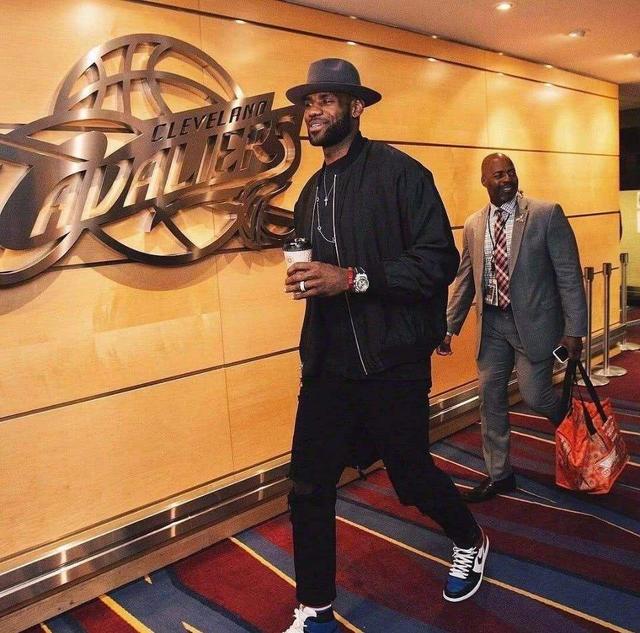 马刺主帅：文班亚马是球队门面，但他并非孤军奋战（马刺主帅：文班亚马是球队招牌，但他并非孤身作战）