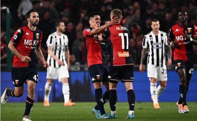 欧冠半场：里奥斯乱战破门，本菲卡暂1-0那不勒斯（欧冠半场：里奥斯混战建功，本菲卡暂以1-0领先那不勒斯）