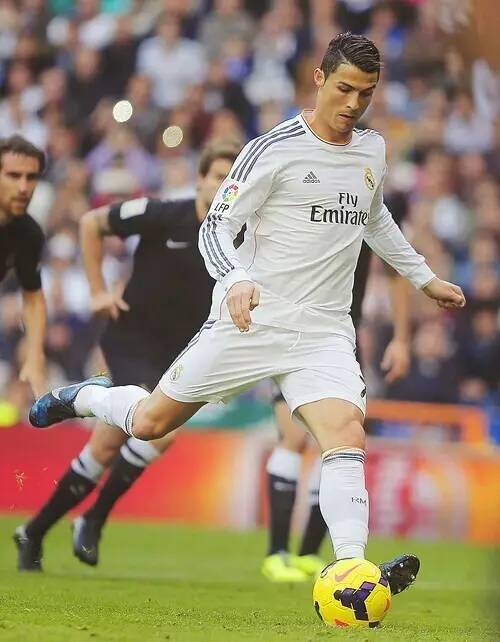 阿莱格里31场米兰和都灵德比取胜19场，仅输5场（阿莱格里德比战绩：对米兰与都灵31战19胜，仅败5场）