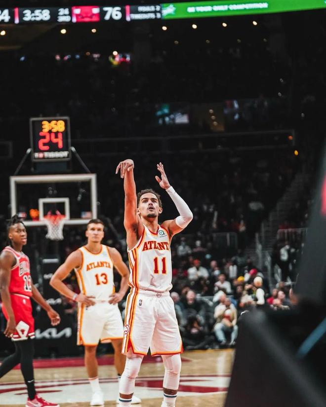 詹姆斯圣诞大战生涯篮板数达145个，升至历史第五（詹姆斯圣诞大战篮板总数达145个，位列历史第五）