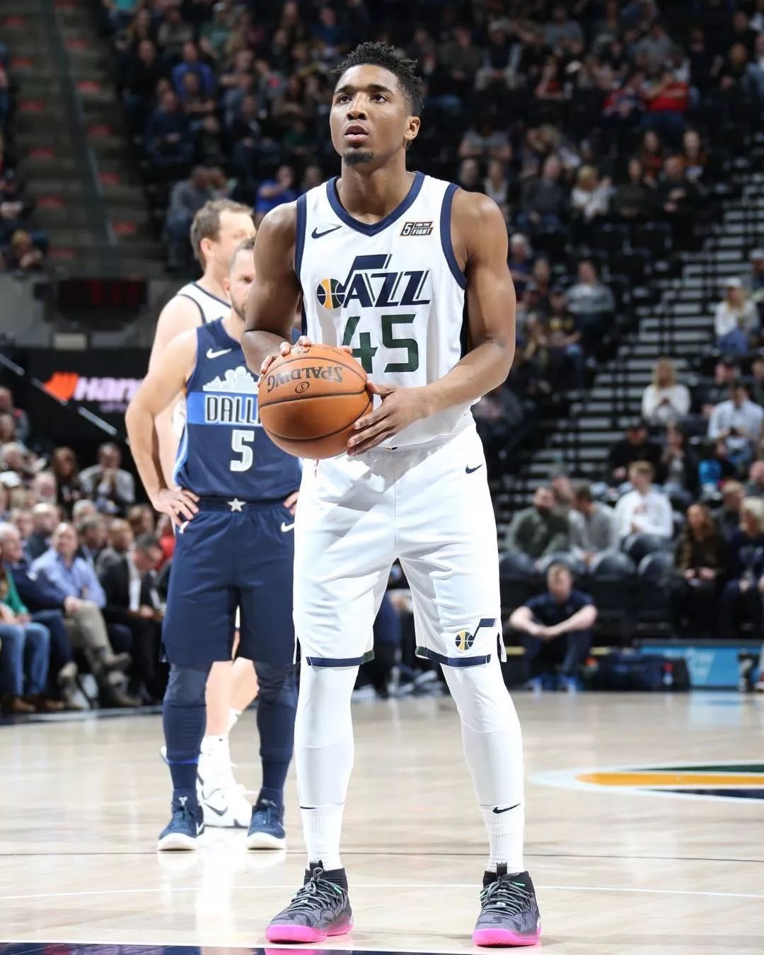 篮球中的“假动作心理学”（篮球假动作的心理学解析）